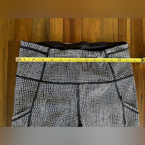 Lululemon black and white ruched back leggings size 6 - Picture 9 of 11